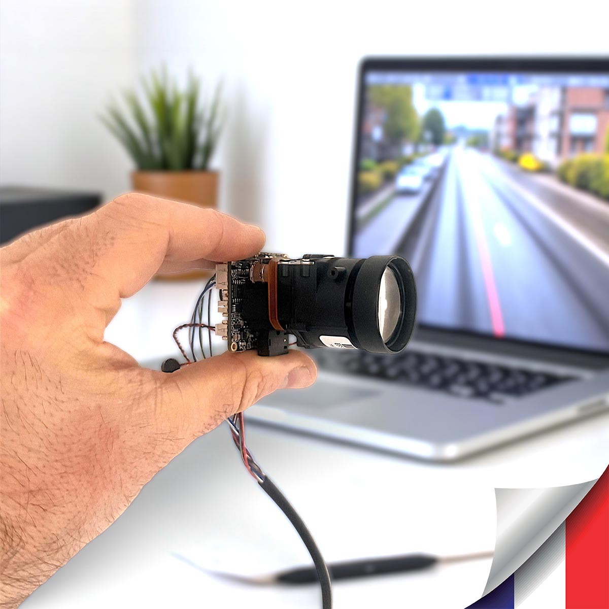 Mini caméra vidéosurveillance WIFI UHD 5Mpx Zoom 10X détection humaine AI accès à distance via iPhone Android et PC avec microSD 128 Go