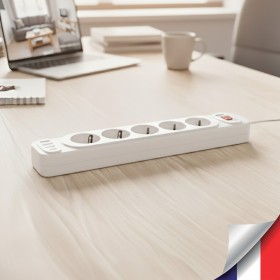 Multiprise blanche avec micro caméra cachée UHD WiFi écoute à distance détection de mouvement et carte mémoire 128Go inclus